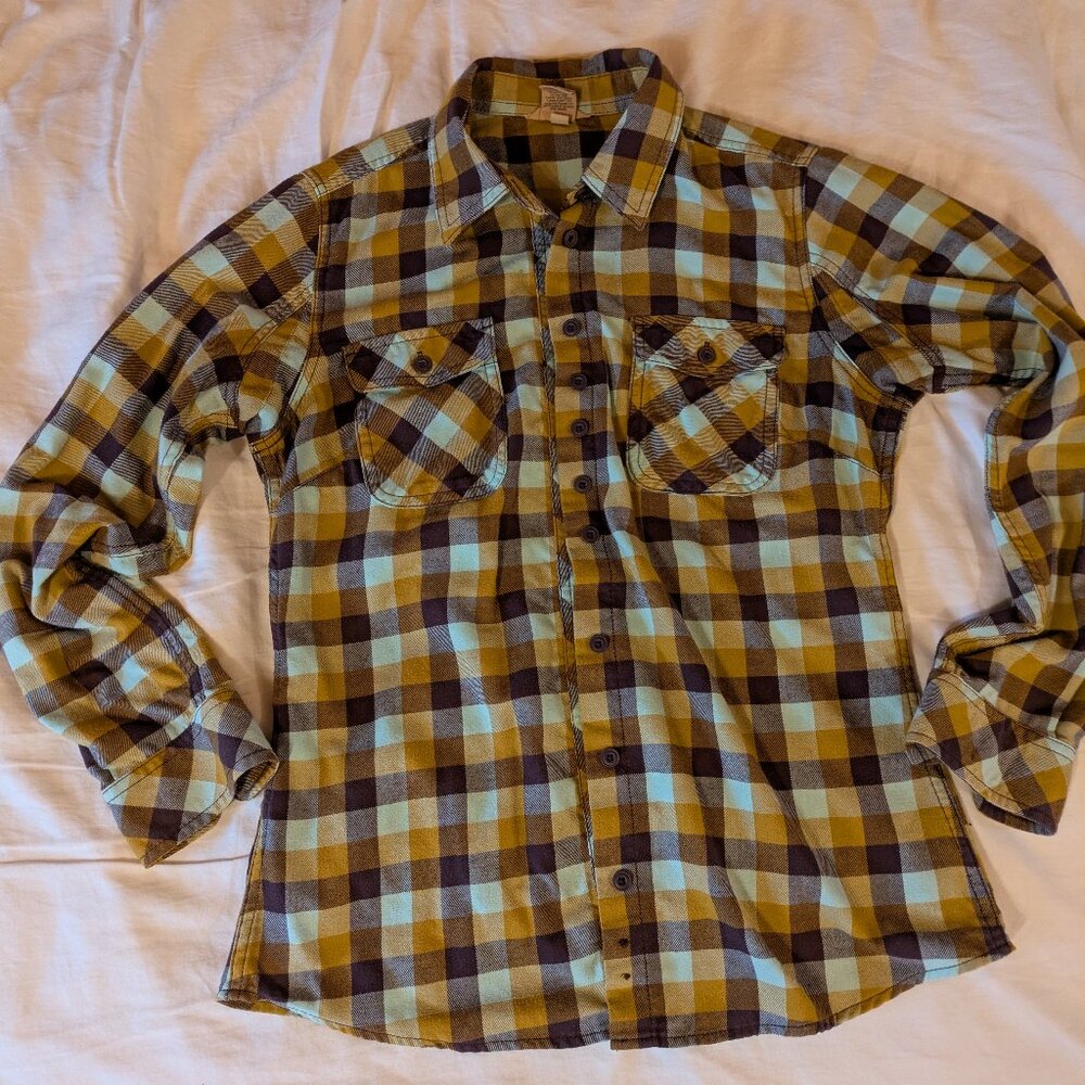 Duluth Free Swinging Women's Flannel button up shirt